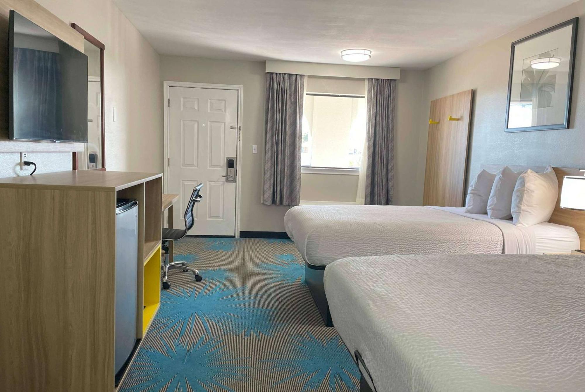 Days Hotel 2*